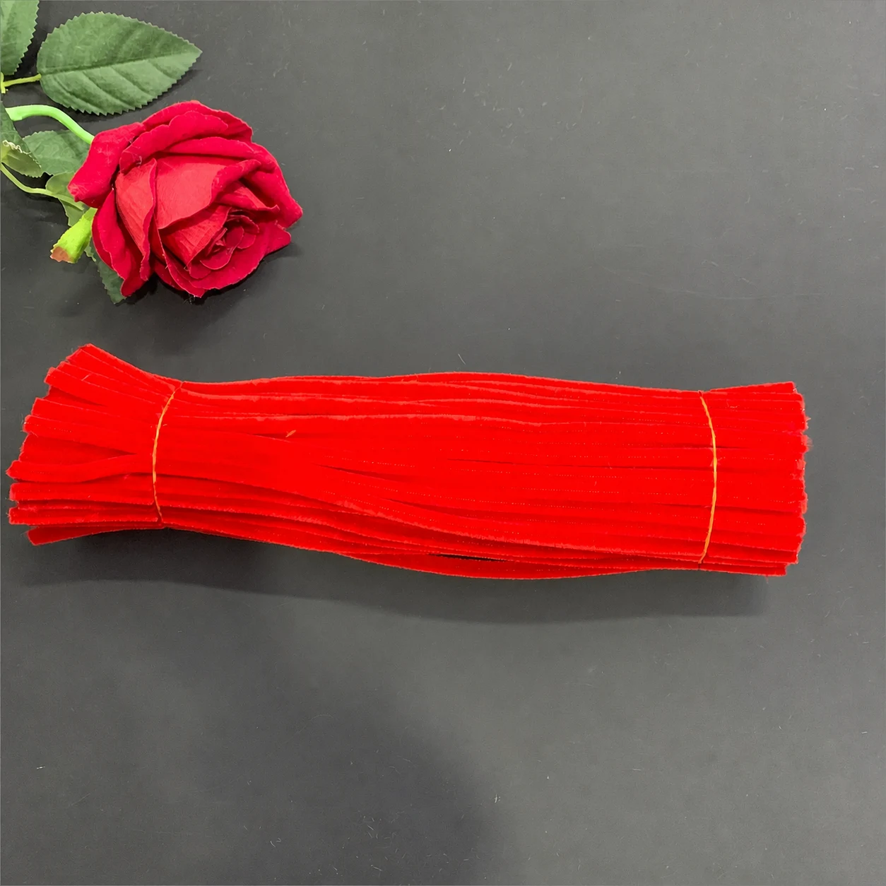 Red pipe cleaners, 8 mm, 100 pieces per pack