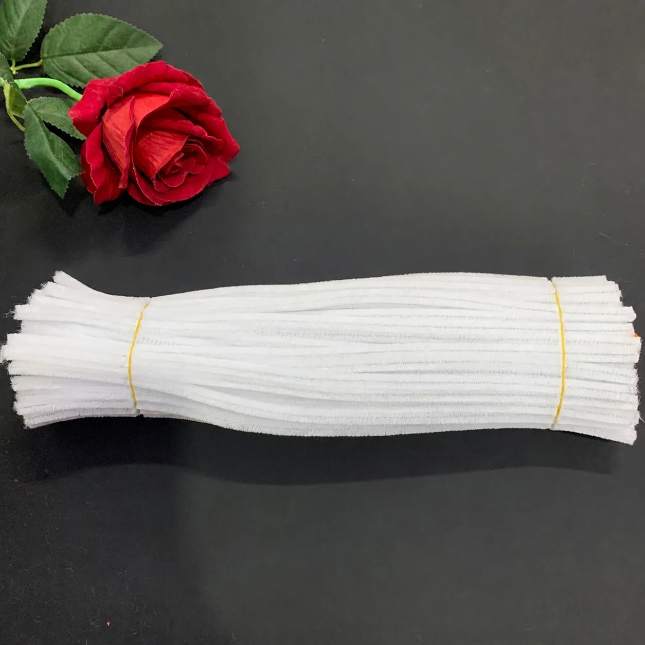 White pipe cleaners, 8 mm, 100 pieces per pack