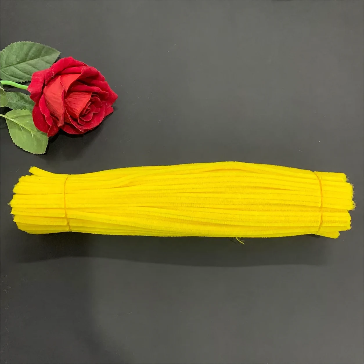 Yellow pipe cleaners, 8 mm, 100 pieces per pack